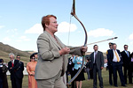 Presidentti Halonen kokeilee mongolialaista jousiammuntaa. Copyright © Tasavallan presidentin kanslia